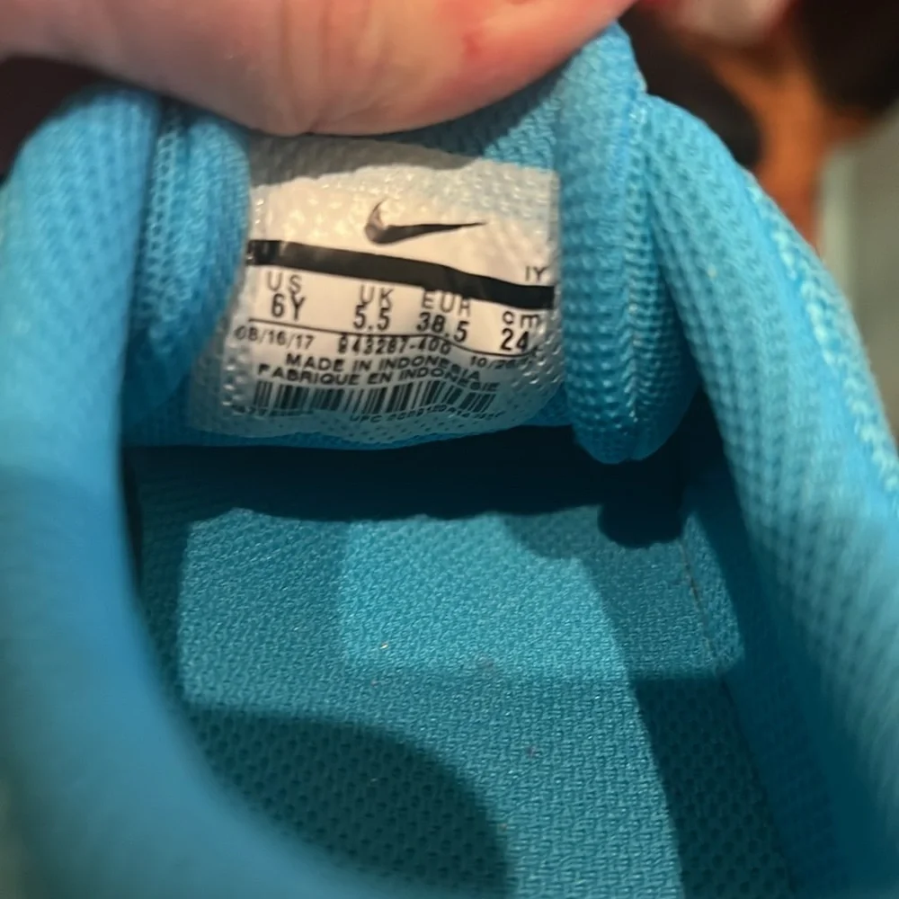 NIKE FLEX EXPERIENCE RUN 7 NEW Size